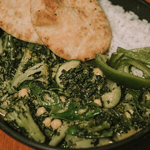 Vegetarisches Brokkoli-Lauch-Curry auf einem Teller